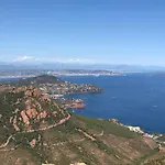 Agay, Cap Esterel, Magnifique Vue Panoramique Et Massif De L'esterel, Terrasse Sud, Accès 5 Piscines, Parking, Dernier étage, Classé 3 étoiles, Site Naturel De Rêve
